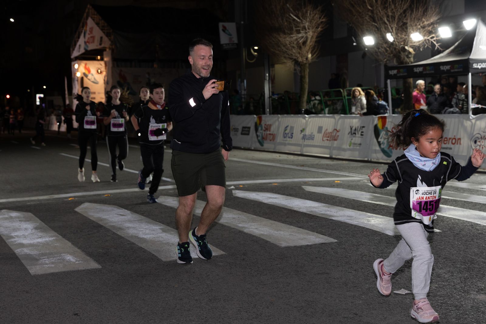 En imágenes: 2.000 atletas brillan con luz propia en la infantil de la Carrera de San Antón 2026