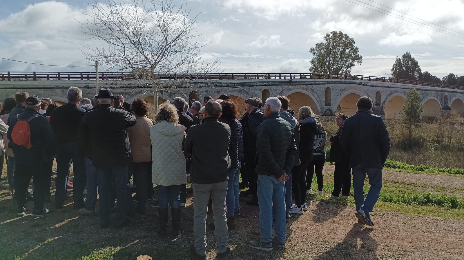 Multitudinaria visita guiada al puente de Cartuja en Jerez