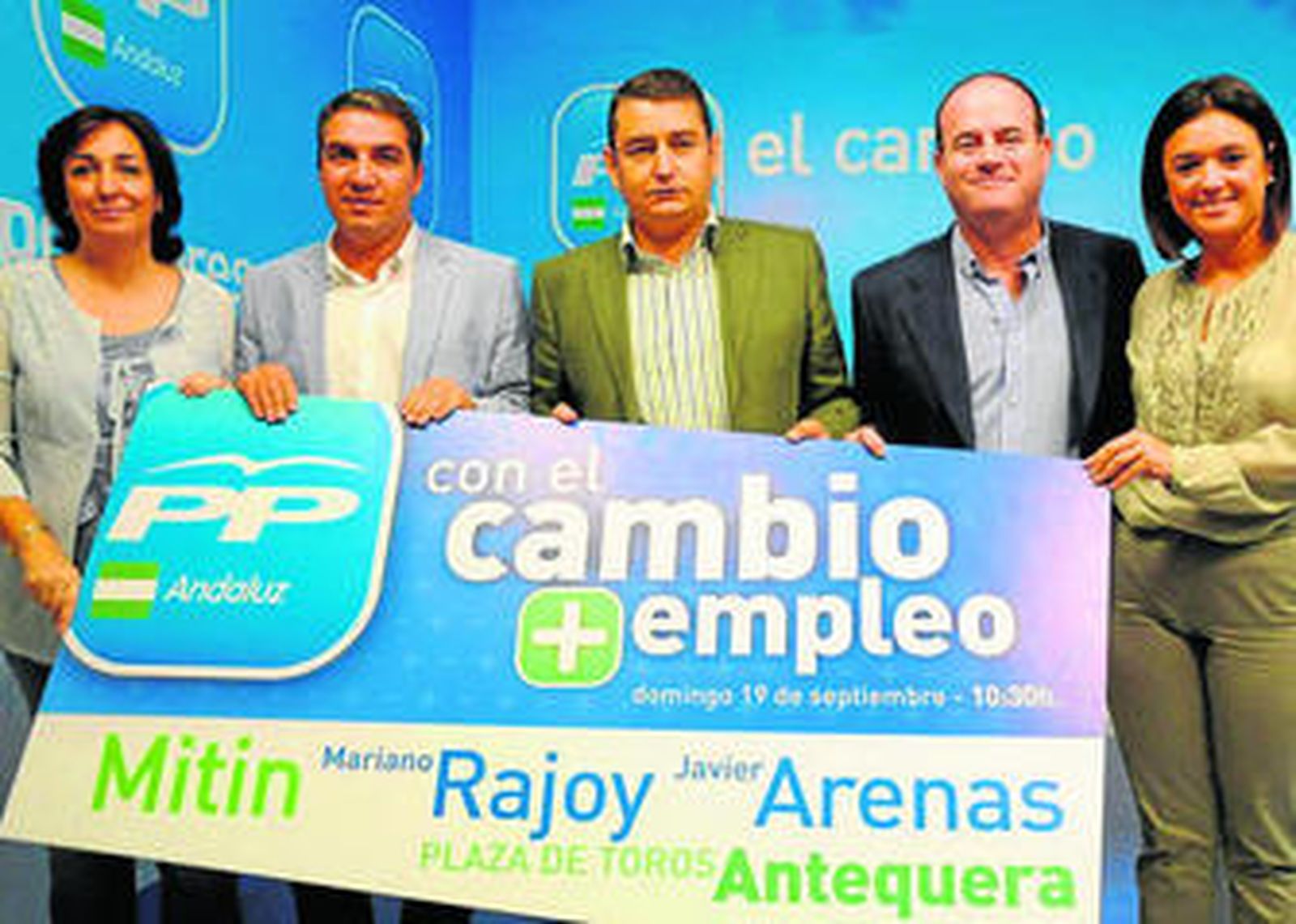 Dirigentes del PP andaluz con el cartel que anuncia un mitin electoral en Antequera.