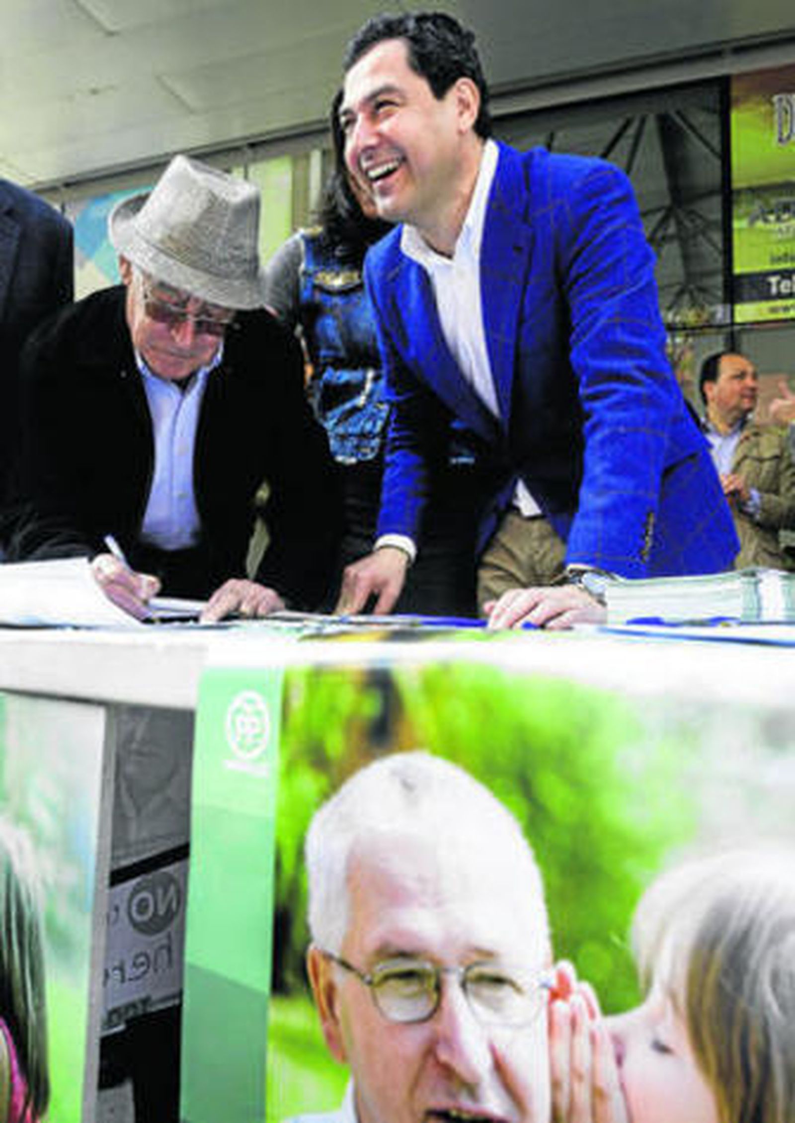 Juanma Moreno recoge firmas para eliminar el impuesto de Sucesiones en Huelva ayer.