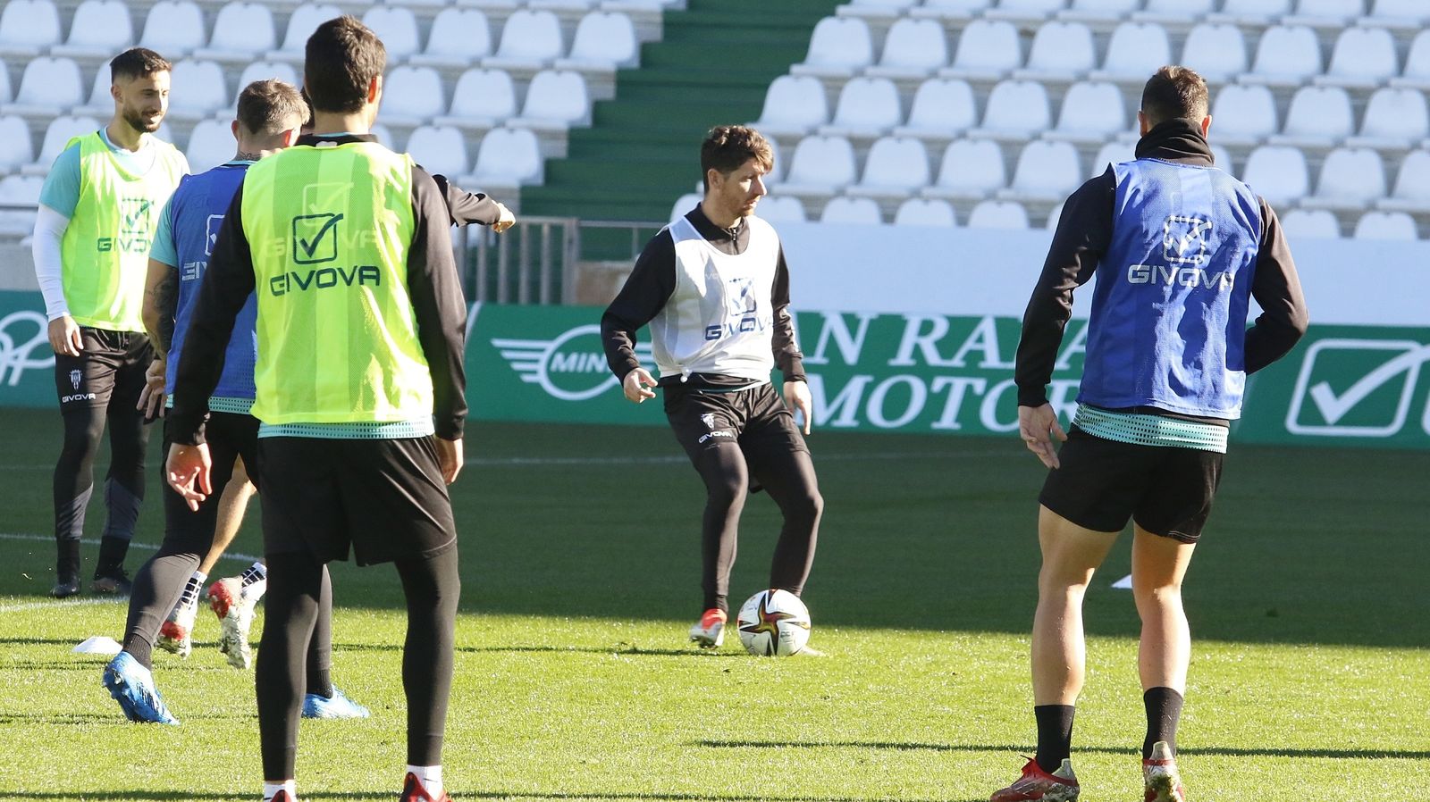 Javi Flores, durante el entrenamiento de este jueves en El Arcángel.