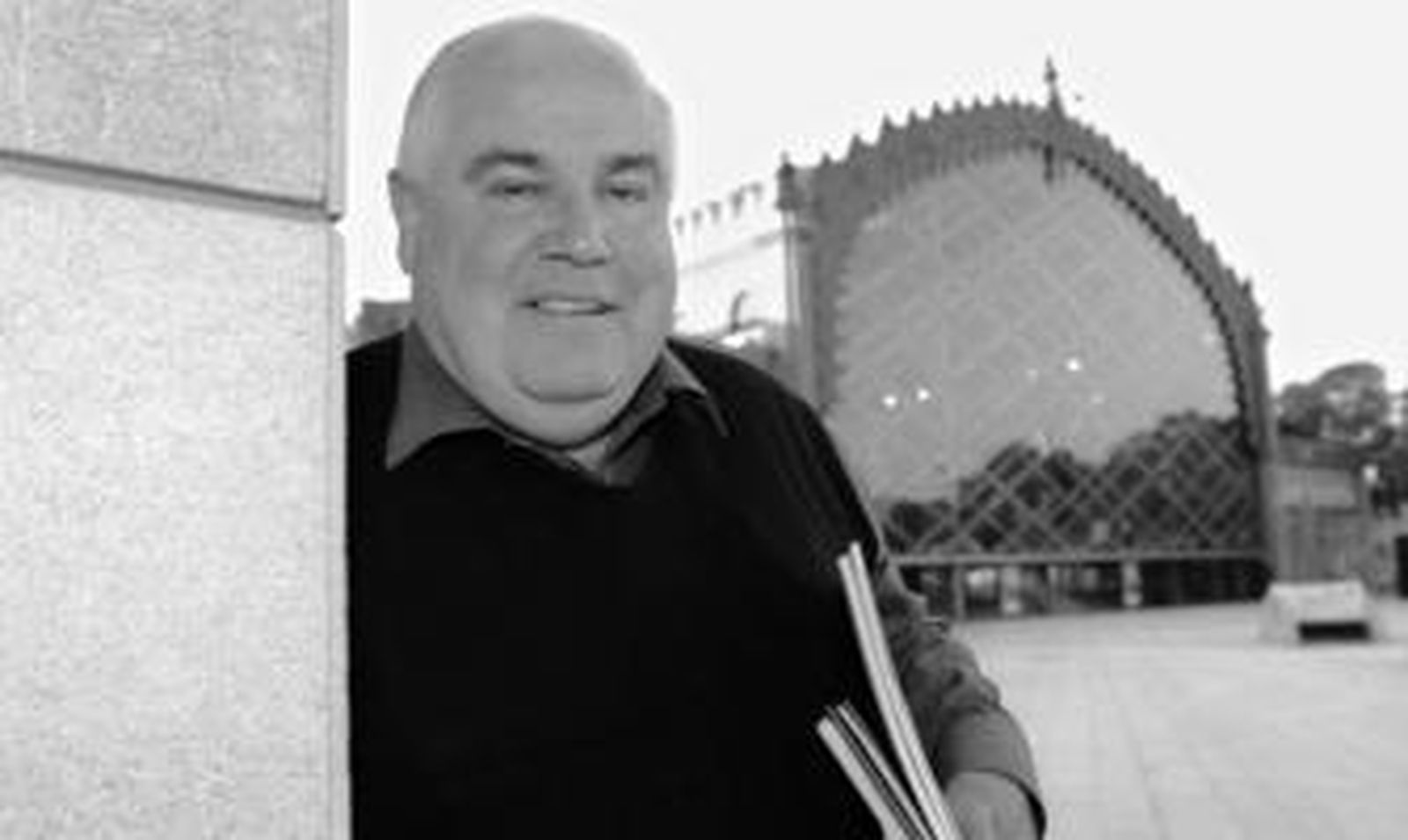 William J.R. Curtis, junto a la antigua estación ferroviaria de Plaza de Armas, reconvertida en centro comercial.