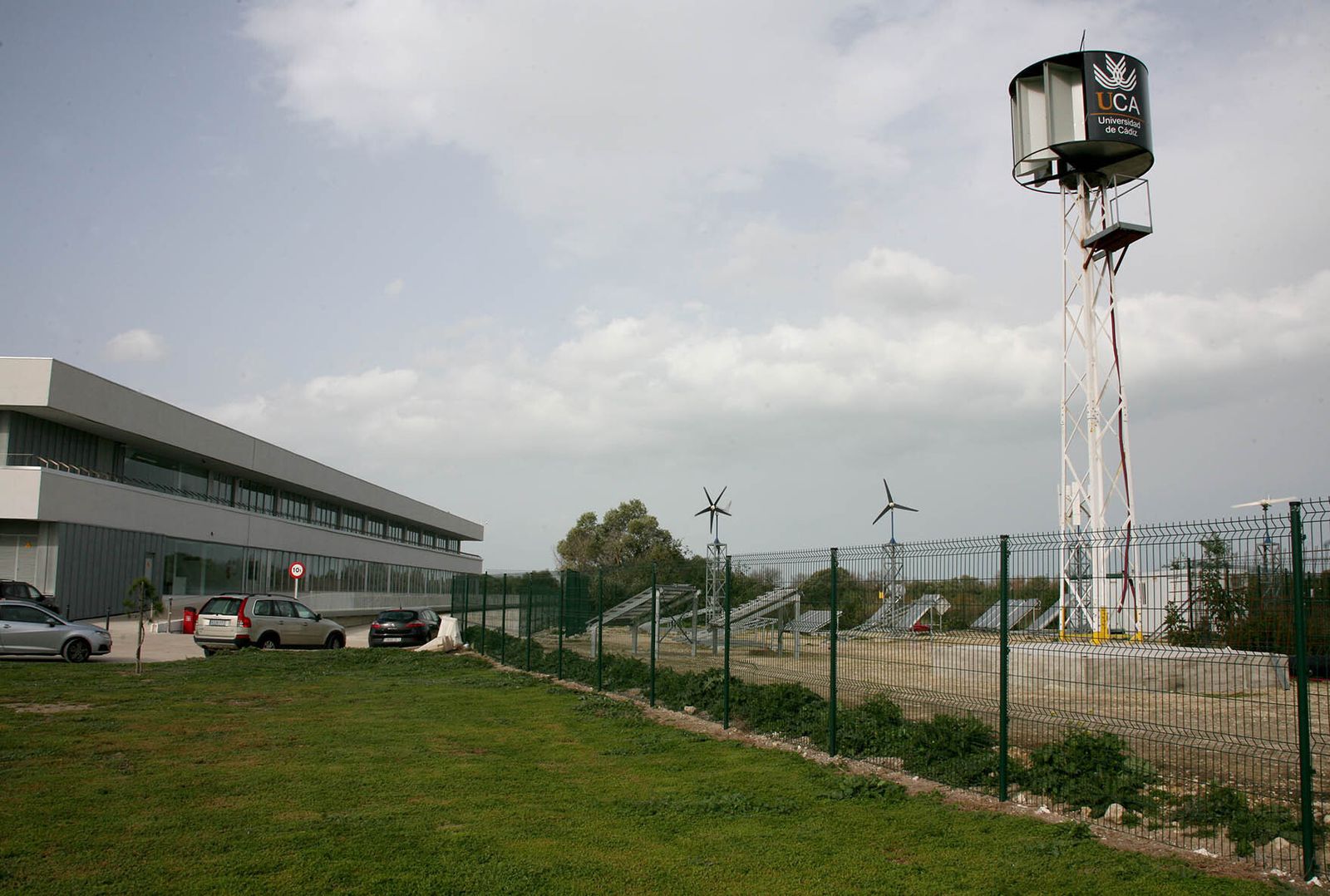 Exterior de la Escuela Superior de Ingeniería con el aerogenerador de eje vertical.