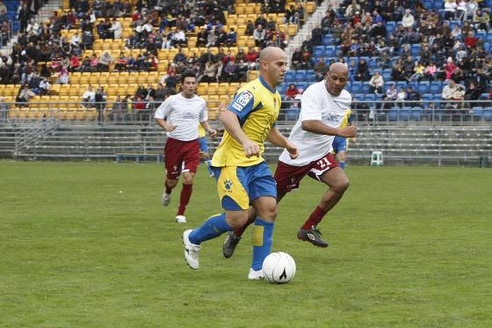 El partido de los Reyes Magos congregó a unas 3.000 personas que disfrutaron del espectáculo futbolístico, al mismo tiempo que colaboraban con la campaña  "Ningún niño sin juguete"

Foto: Lourdes de Vicente