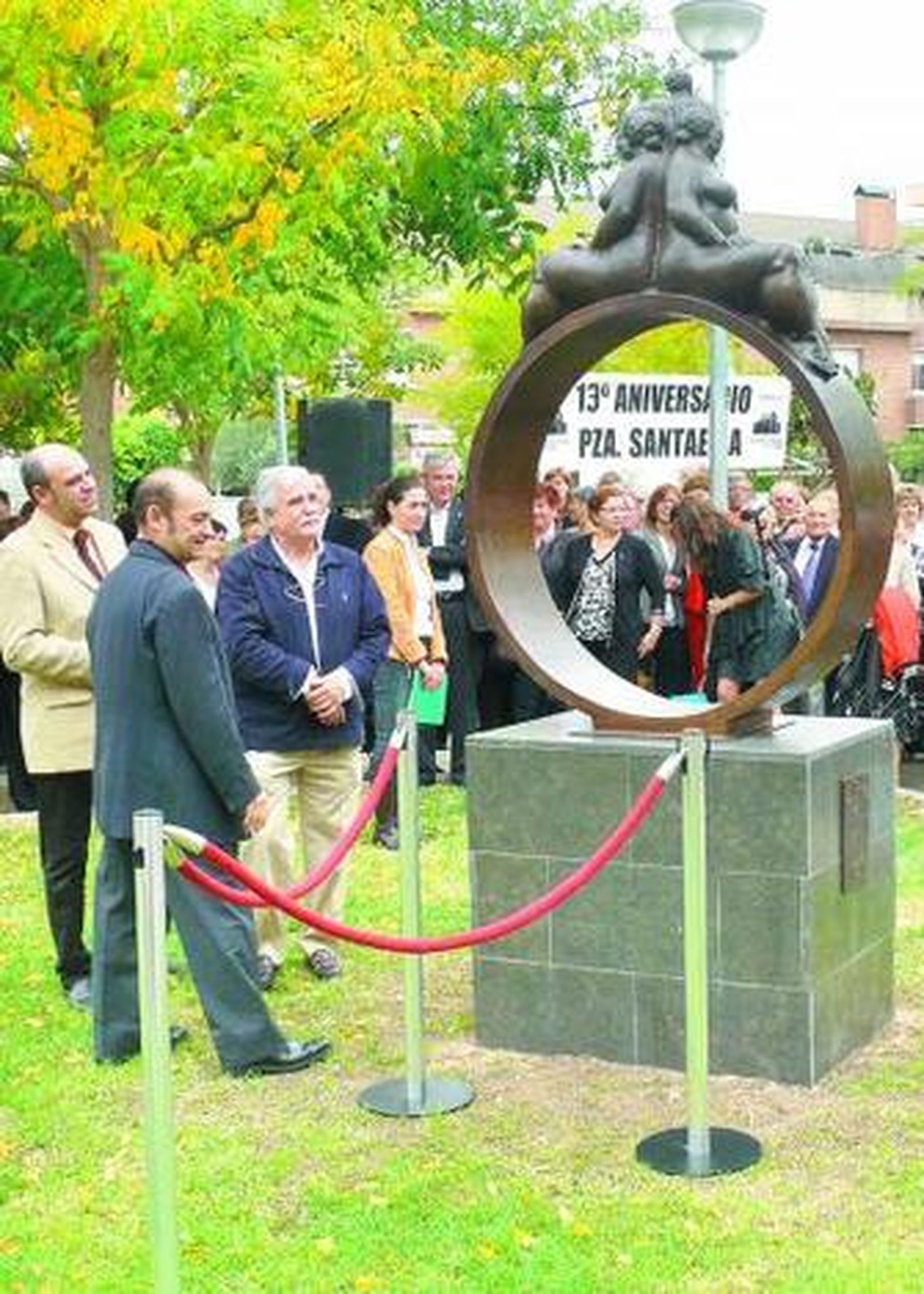 Carles Ruiz, Francisco Palomares y Paco Luque junto a la obra