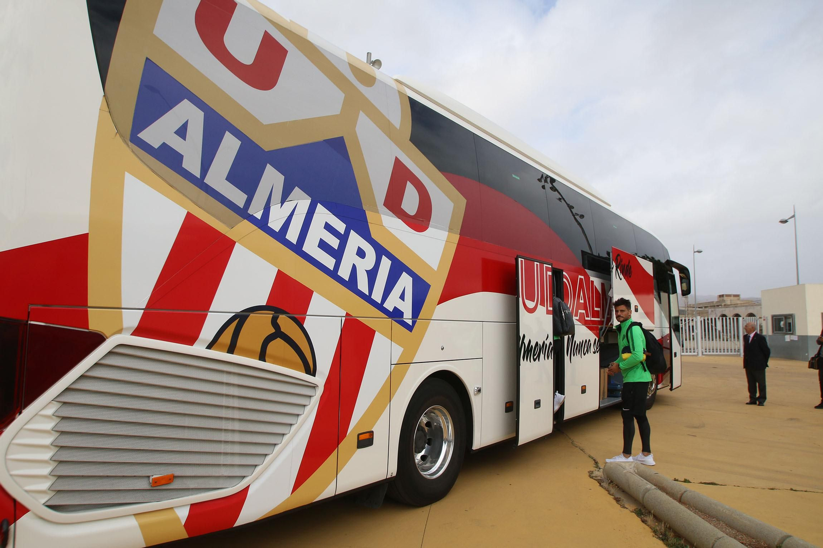 Fotogalería de la salida del Almería y el Almería Genuine hacia sus respectivos partidos.