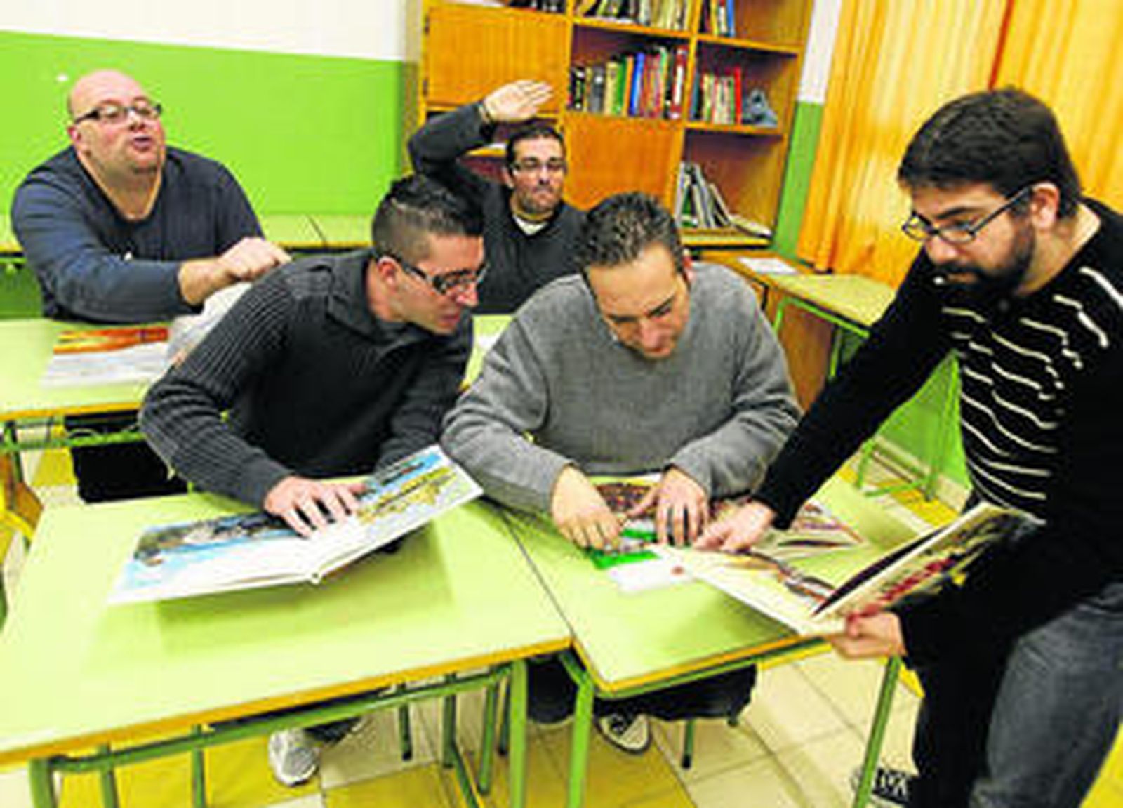 Los cuarteteros de Manolo Morera bromean en el descanso de un ensayo.