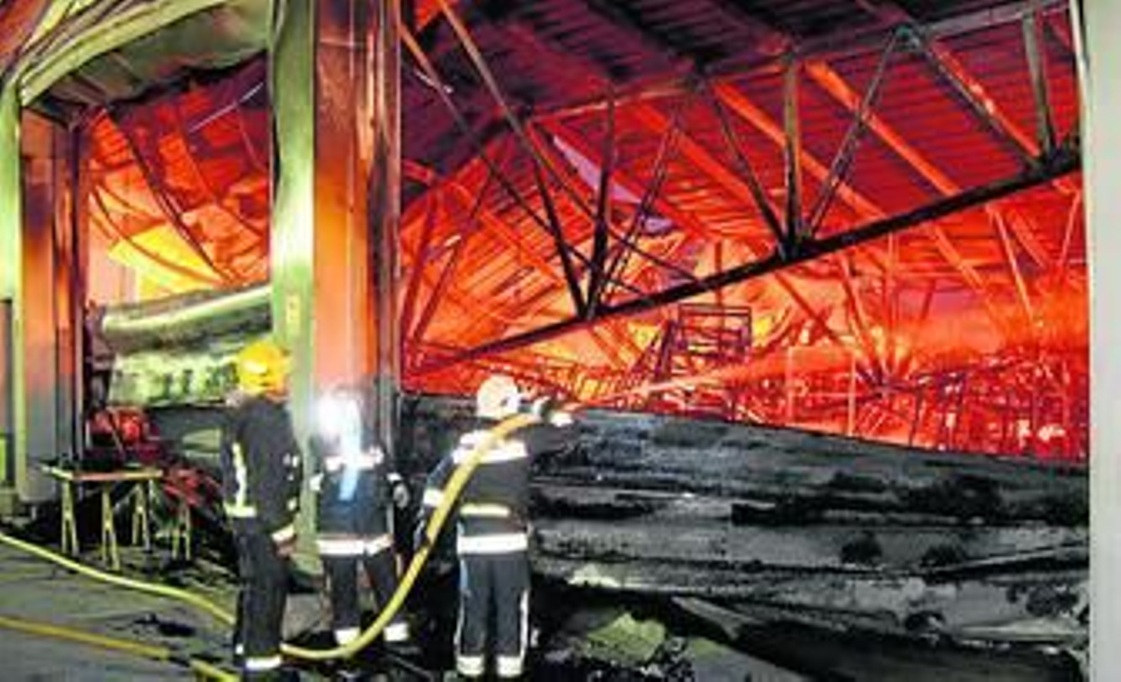 El interior de la nave quedó completamente calcinado y los Bomberos trabajaron en la extinción del incendio toda la noche.