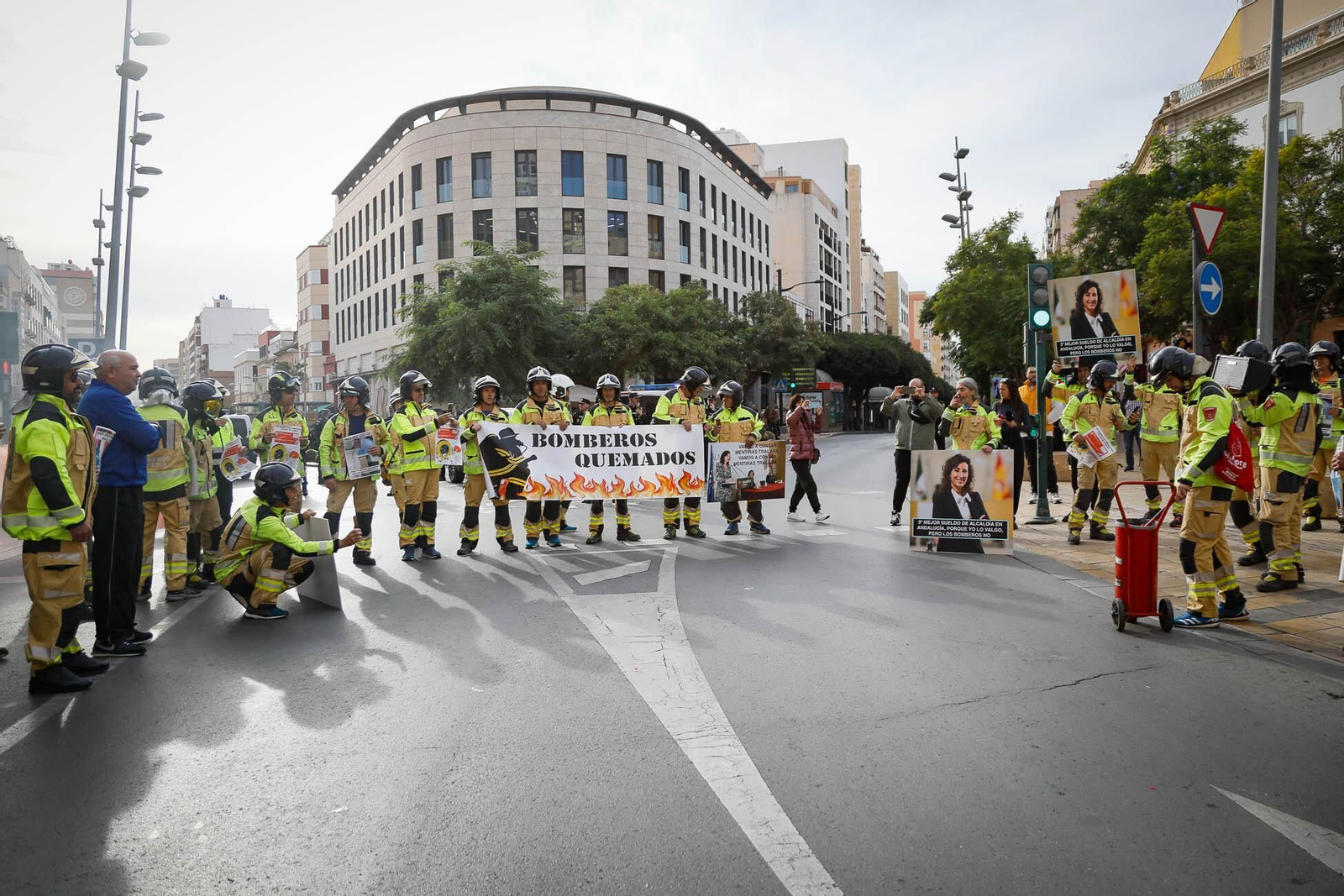 Imágenes de la manifestación de bomberos en Almería