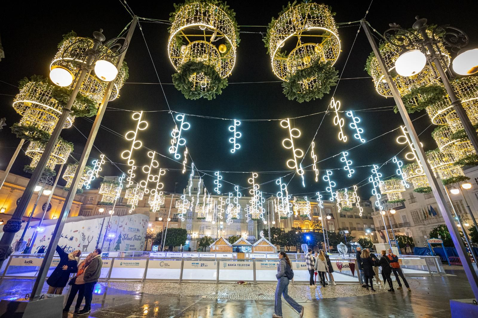 Las luces de Navidad en Cádiz, en imágenes