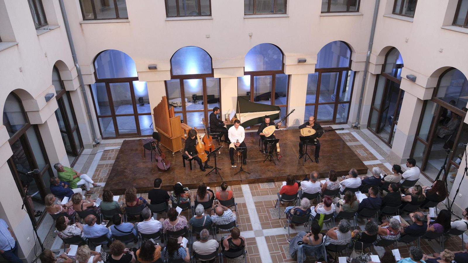 El concierto se celebró en el claustro del convento de San Luis.