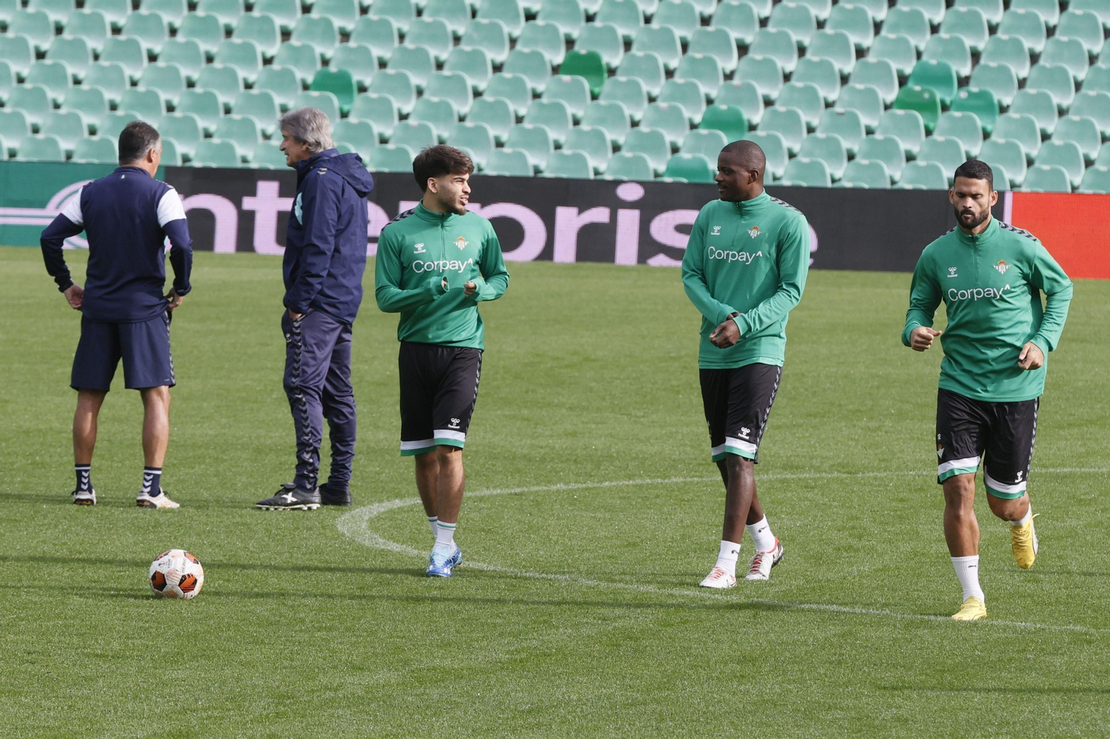 William Carvalho dialoga con Abde en un momento del entrenamiento de este miércoles.
