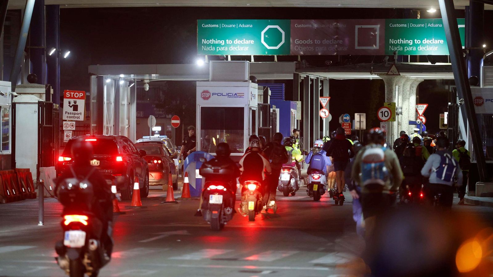 Motocicletas y vehículos con trabajadores españoles entran en Gibraltar en la mañana del jueves. Motocicletas y vehículos con trabajadores españoles entran en Gibraltar en la mañana del jueves.