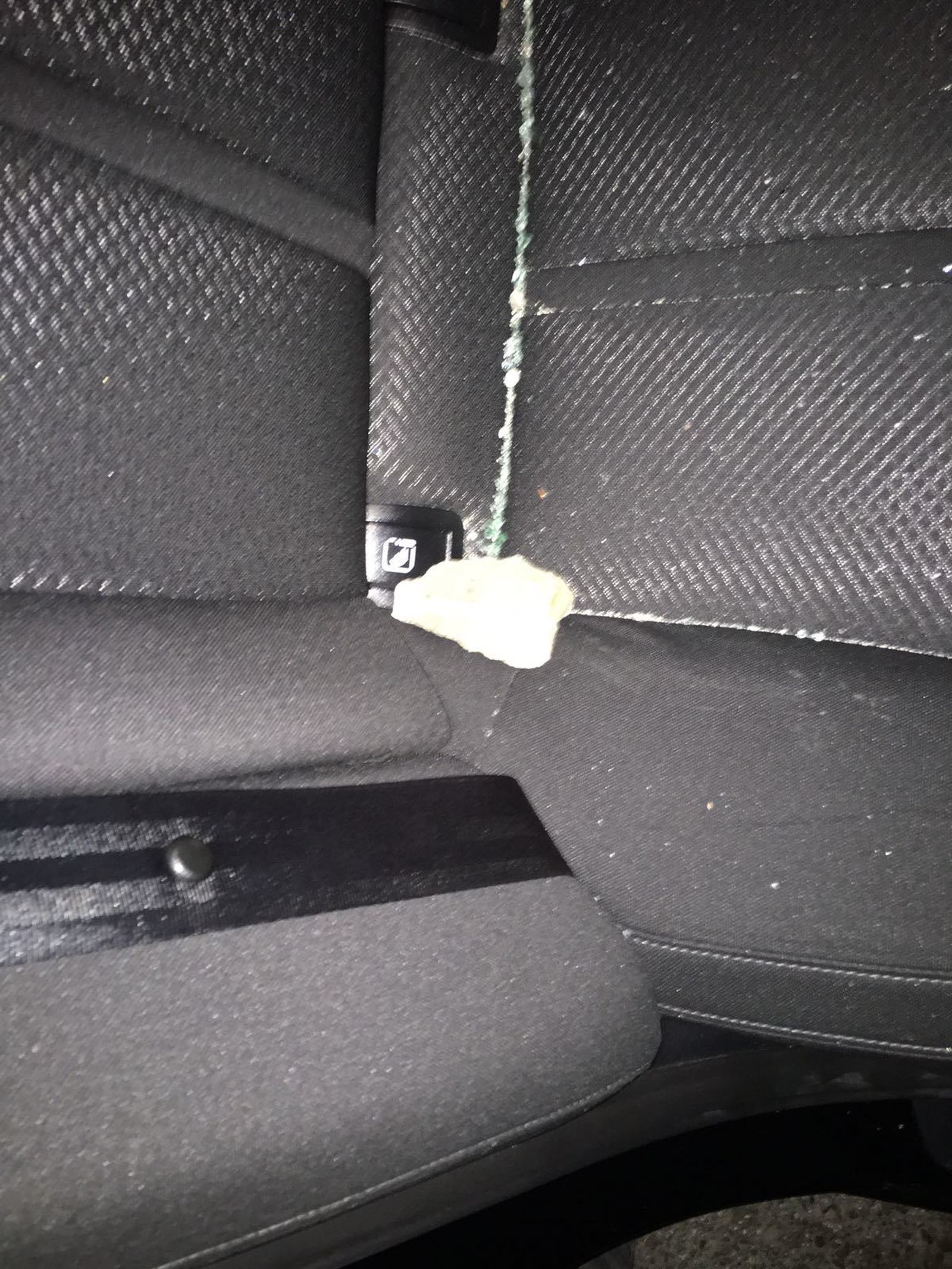 La piedra, en el interior del vehículo .