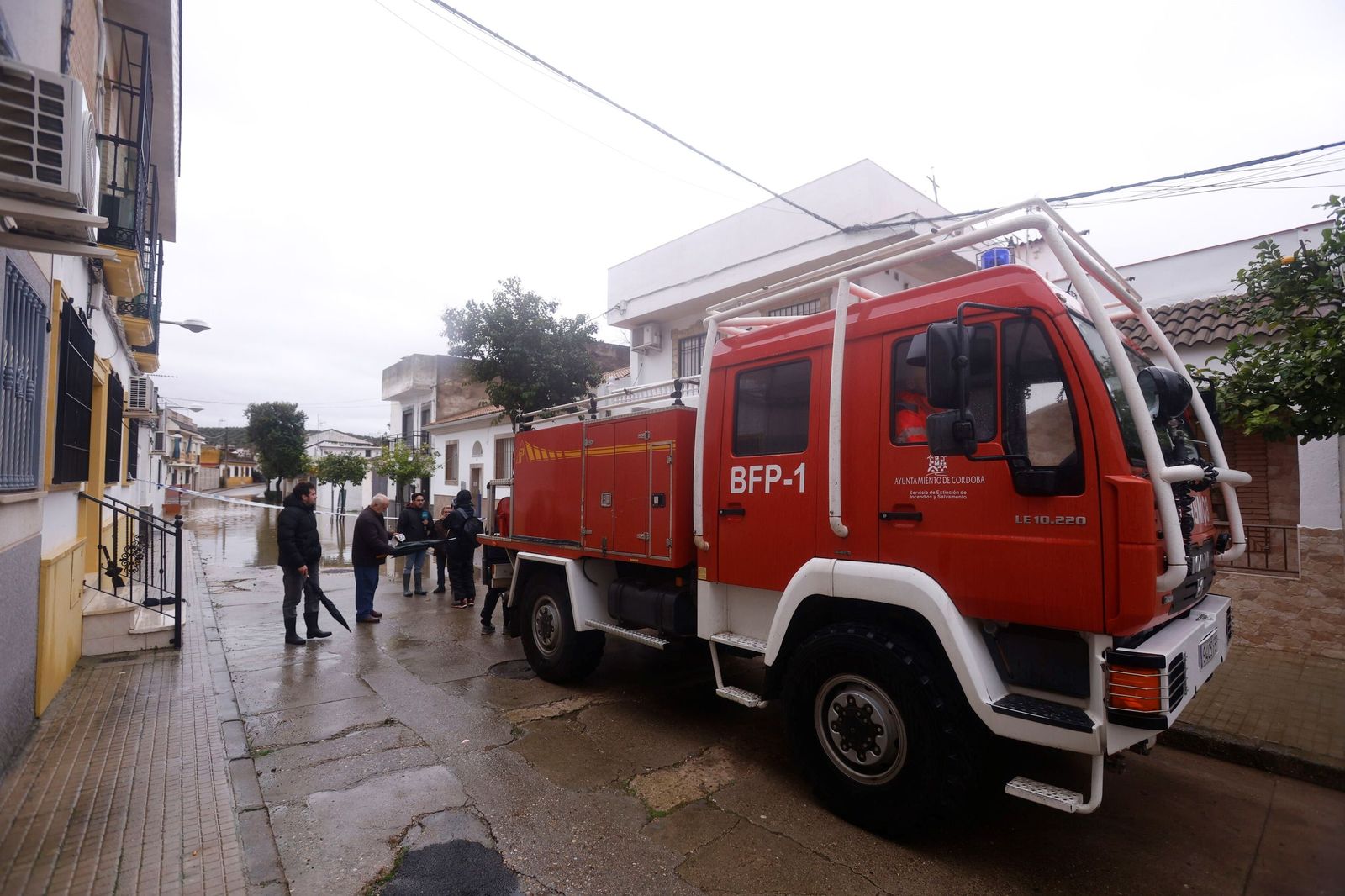 Los vecinos de Alcolea y de las parcelas de Guadalvalle siguen desalojando sus casas, en imágenes