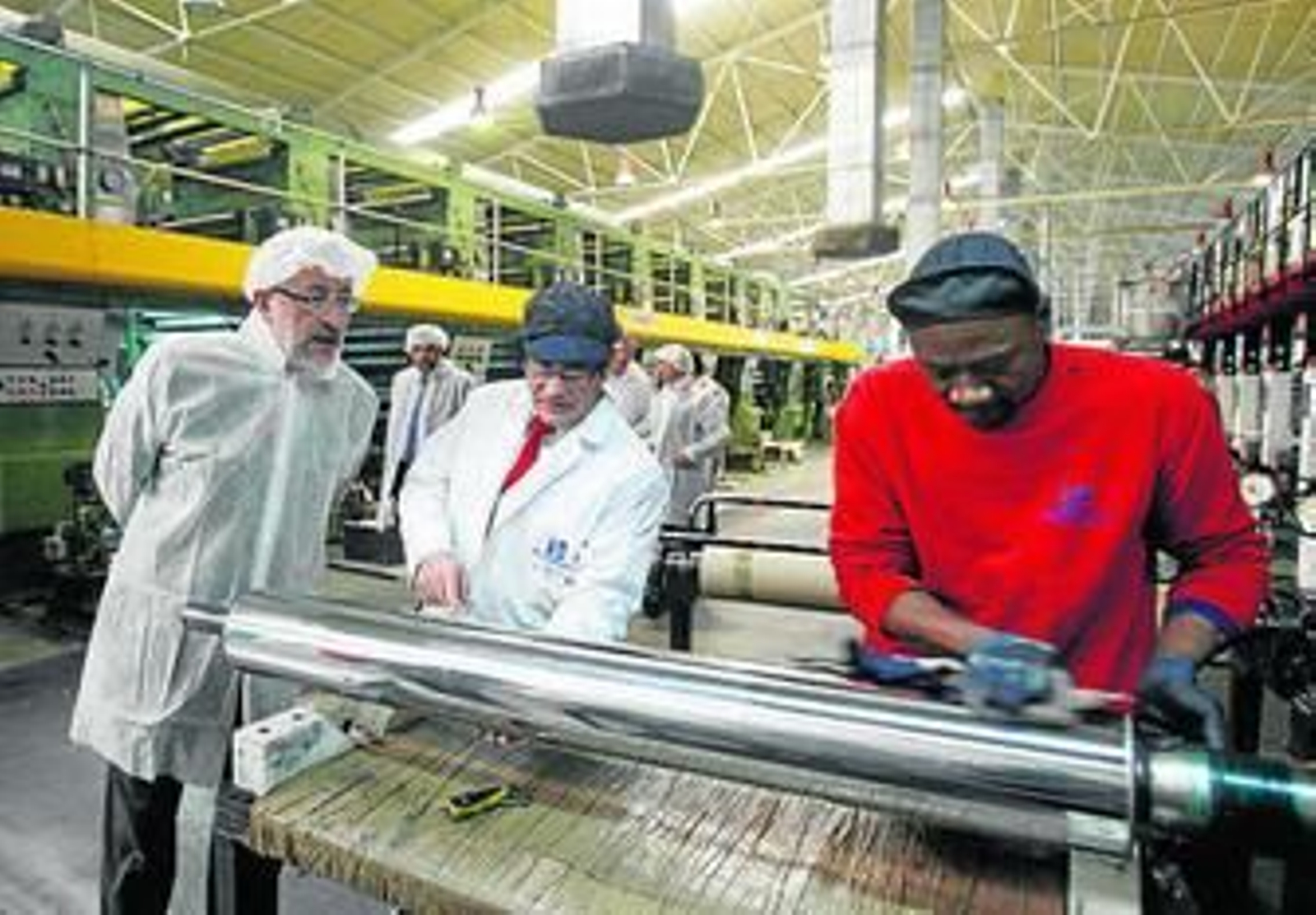 Un momento de la visita del consejero a Plastienvase.