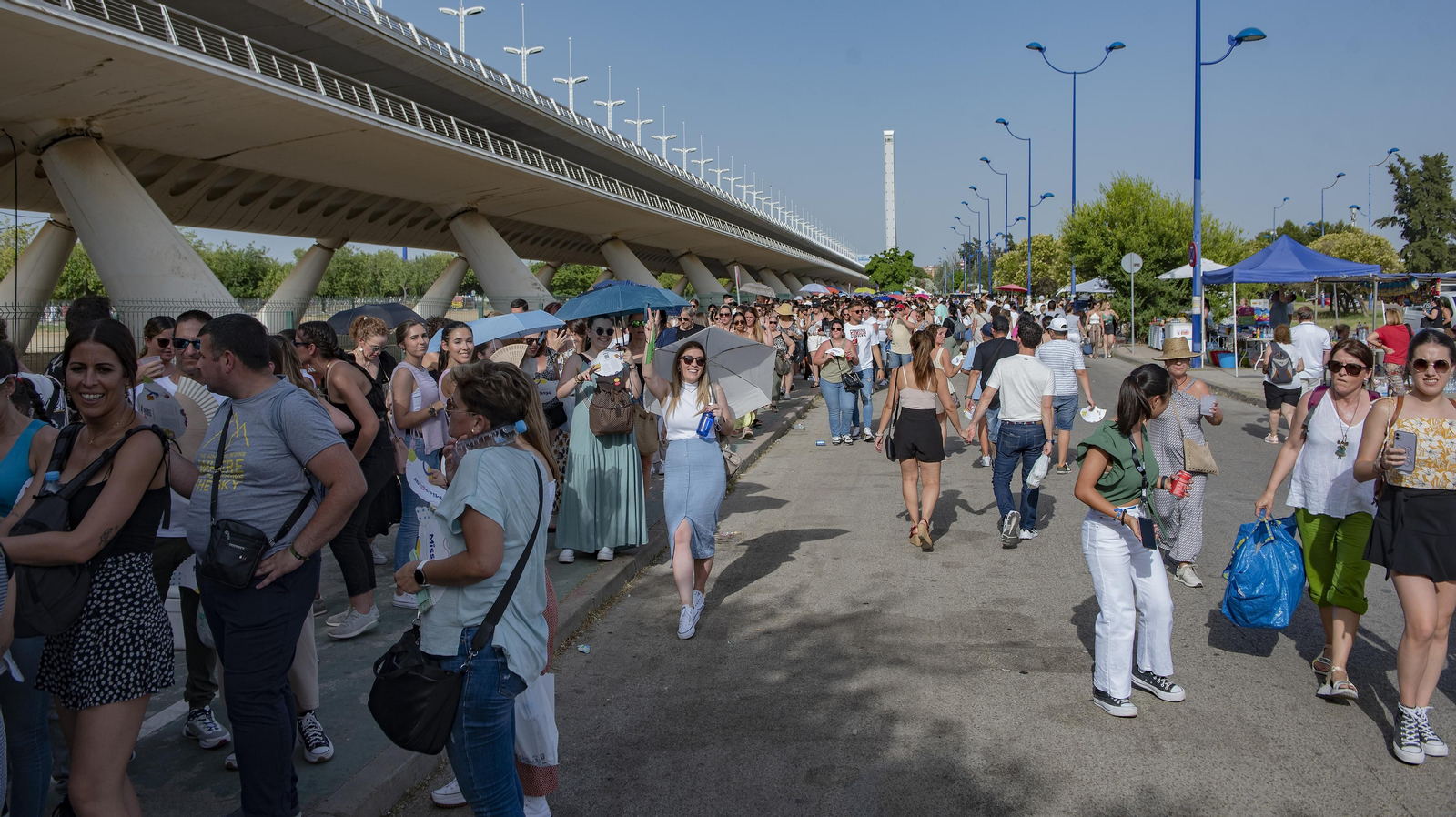 Calor y buen ambiente en la entrada del concierto de Manuel Carrasco