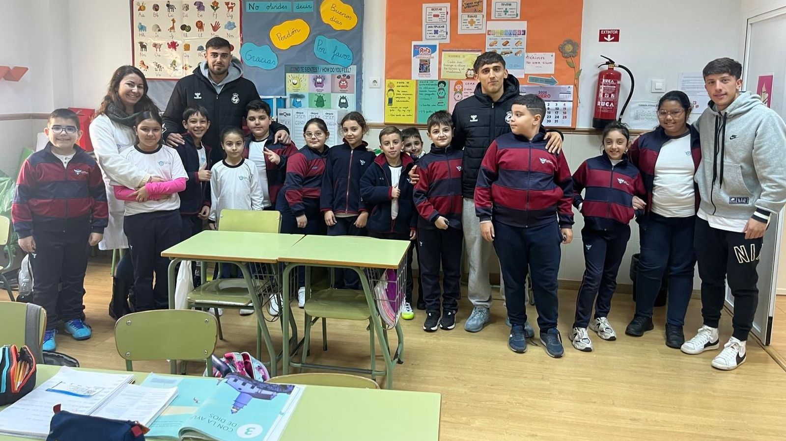 Los jugadores de la Balona, con algunos de los alumnos del colegio Juan Pablo II-San Pedro