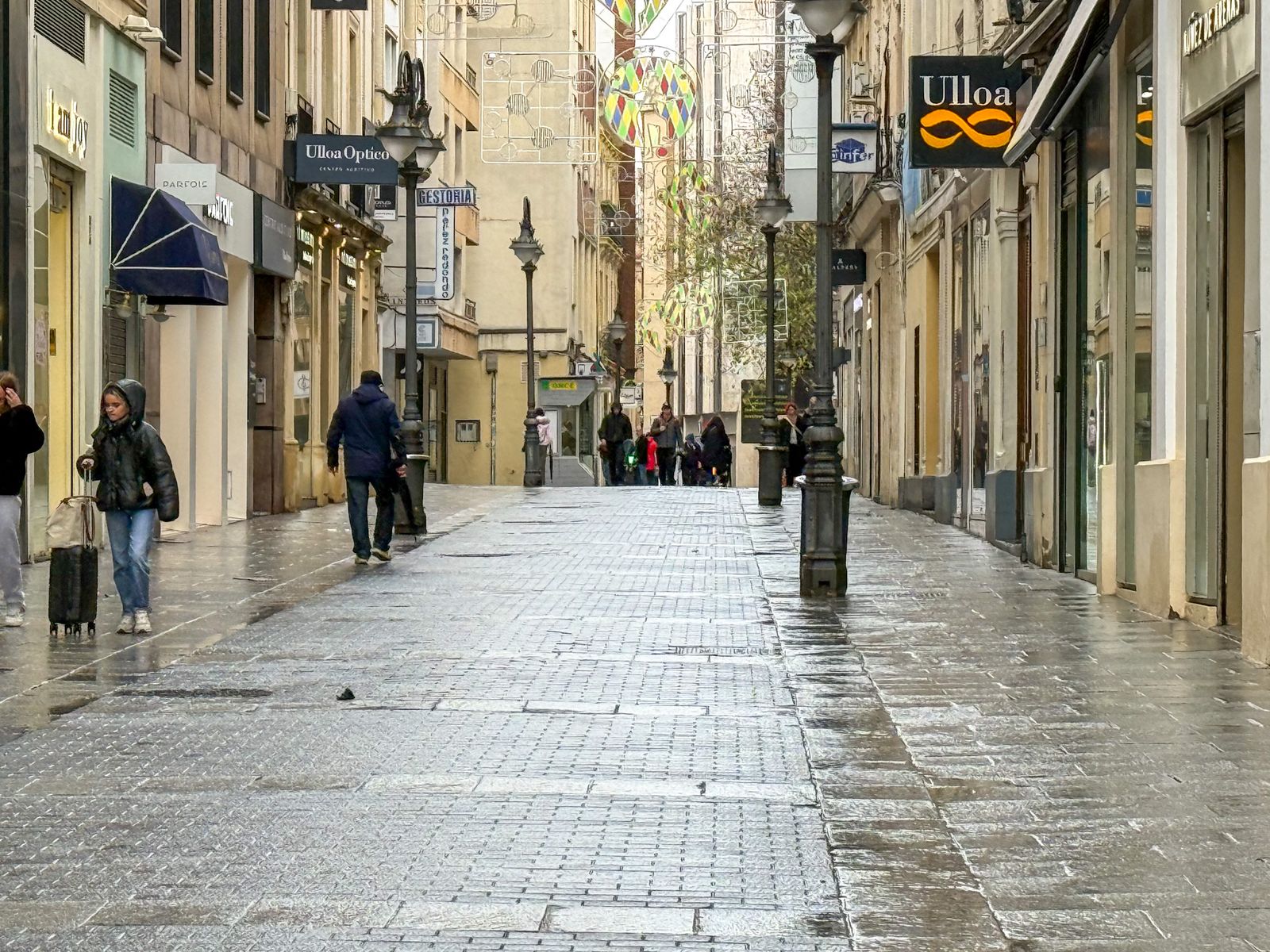 Las fuertes rachas de viento y la lluvia dejan las calles de Córdoba vacías