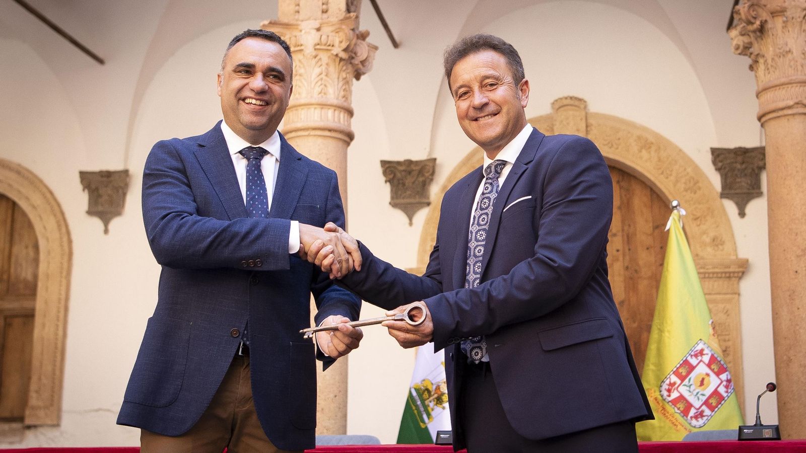 El presidente de la Diputación, Francis Rodríguez, y el alcalde de La Calahorra, Alejandro Ramírez