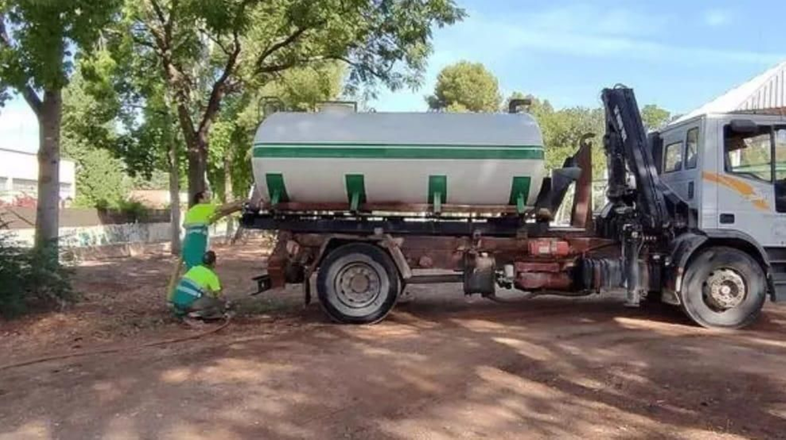 Un vehículo de Egemasa en el Parque de los Pinos de Puente Genil Un vehículo de Egemasa en el Parque de los Pinos de Puente Genil