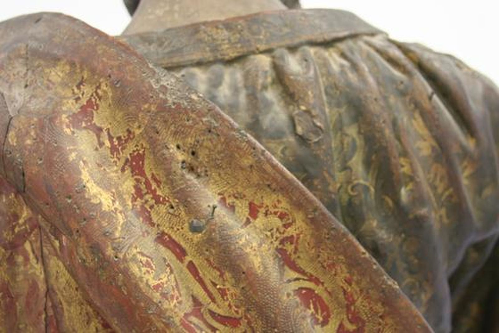 Detalle de los daños en la escultura de San Pedro.