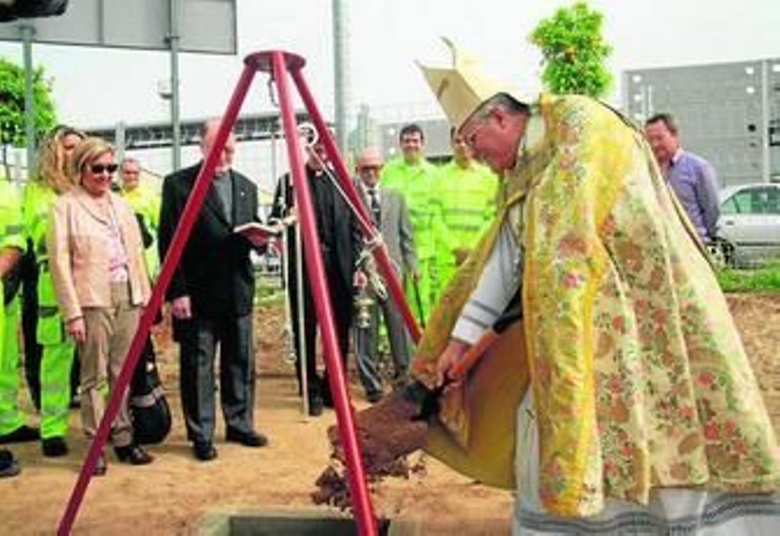 El obispo critica que IU desconozca la legalidad de sus visitas a los colegios