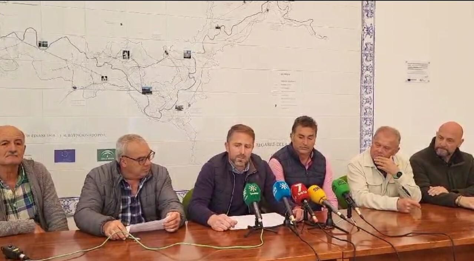 Responsables de las comunidades de regantes de la cuenca del Guadalete, en la rueda de prensa.