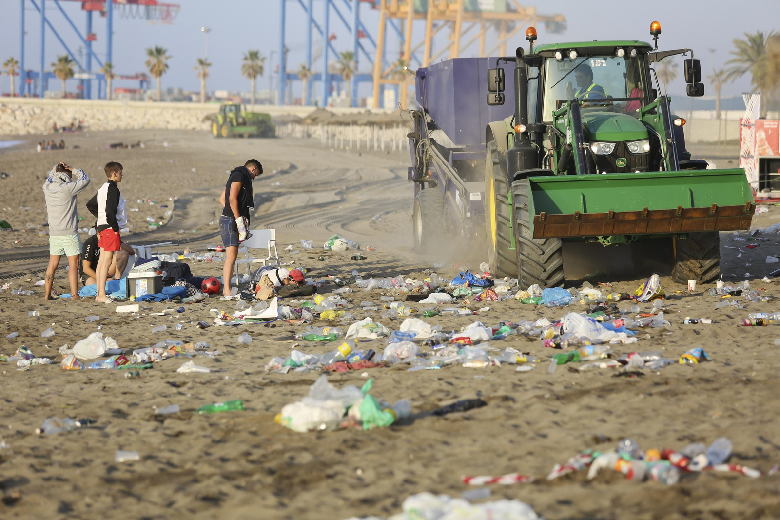 Las fotos de la basura en las playas de Málaga tras San Juan