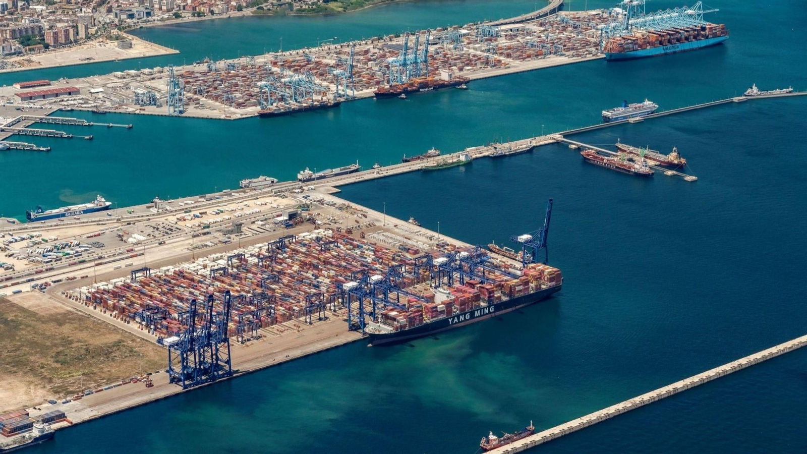 El Puerto de Algeciras, con la terminal de TTI en primer término. Al fondo, la de APM.