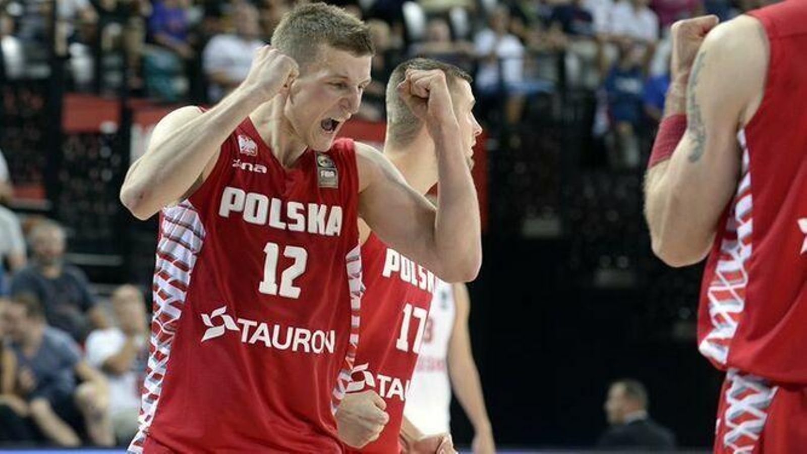 Waczynski celebra una canasta con Polonia.