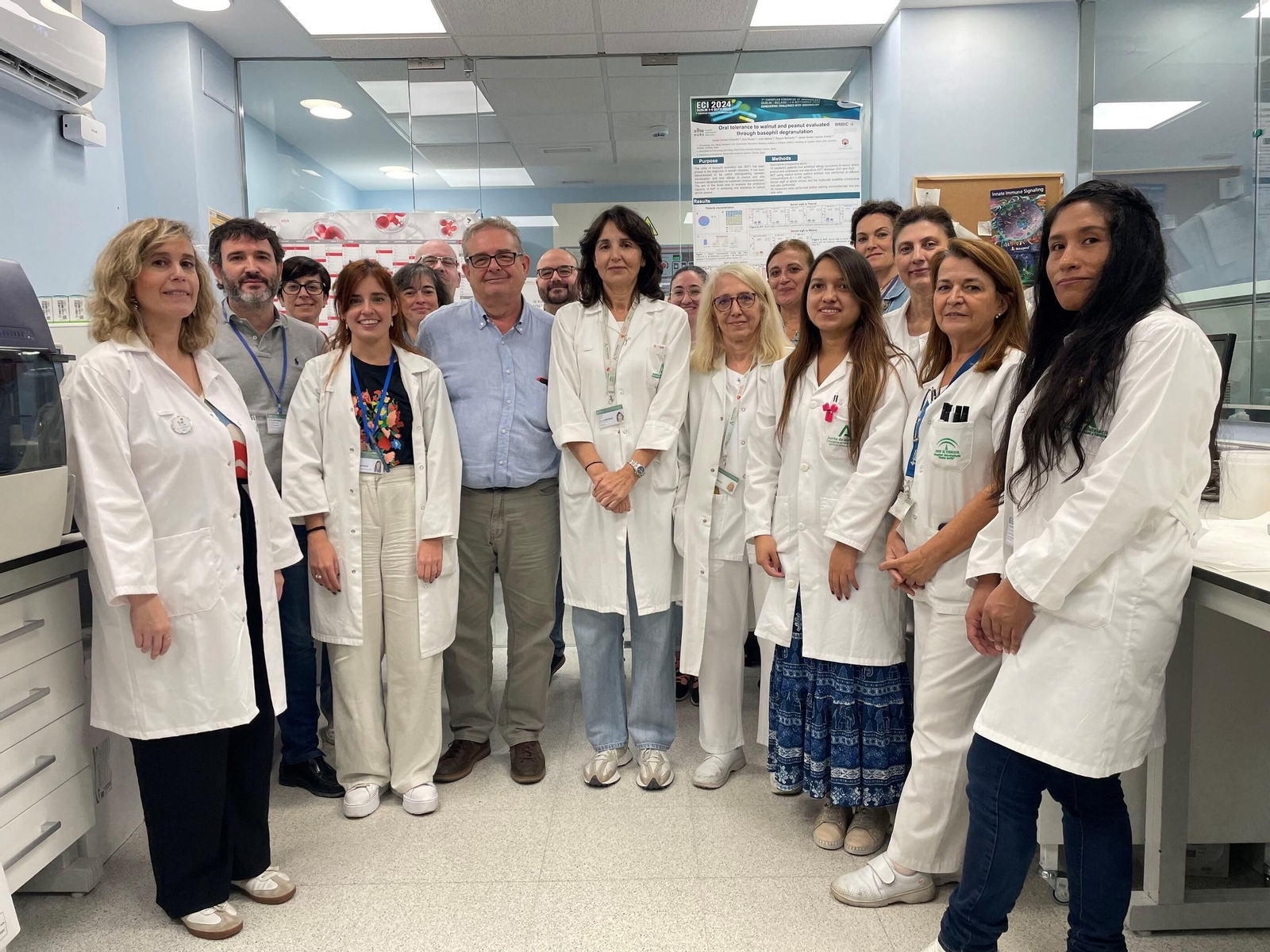 El equipo de Imunología del Hospital Reina Sofía, con el doctor Manuel Santamaría en el centro.