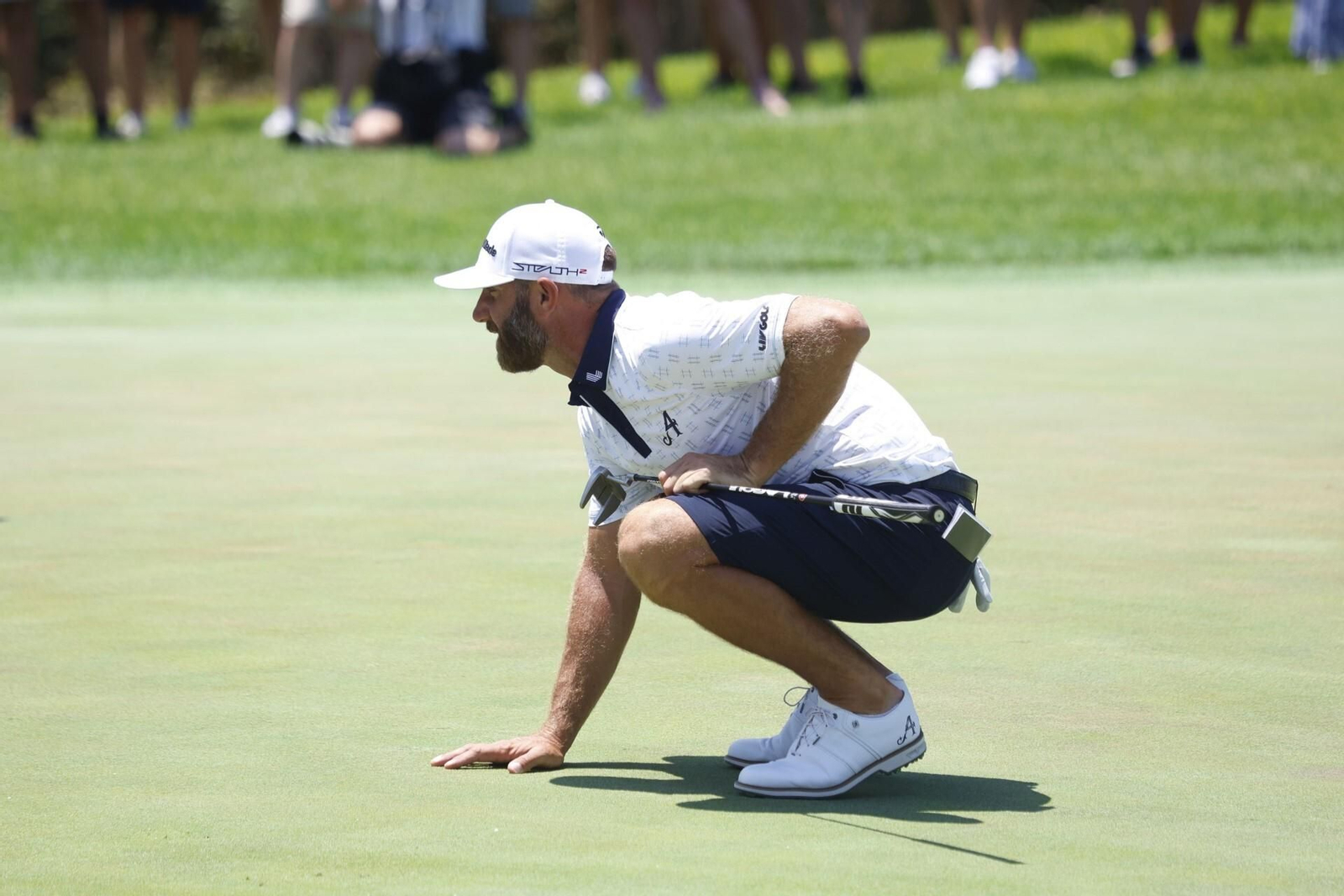 Dustin Johnson observa la caída de un 'green'