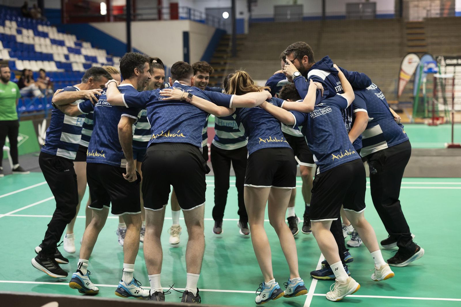 Los jugadores del IES La Orden festejan su décimo título liguero.