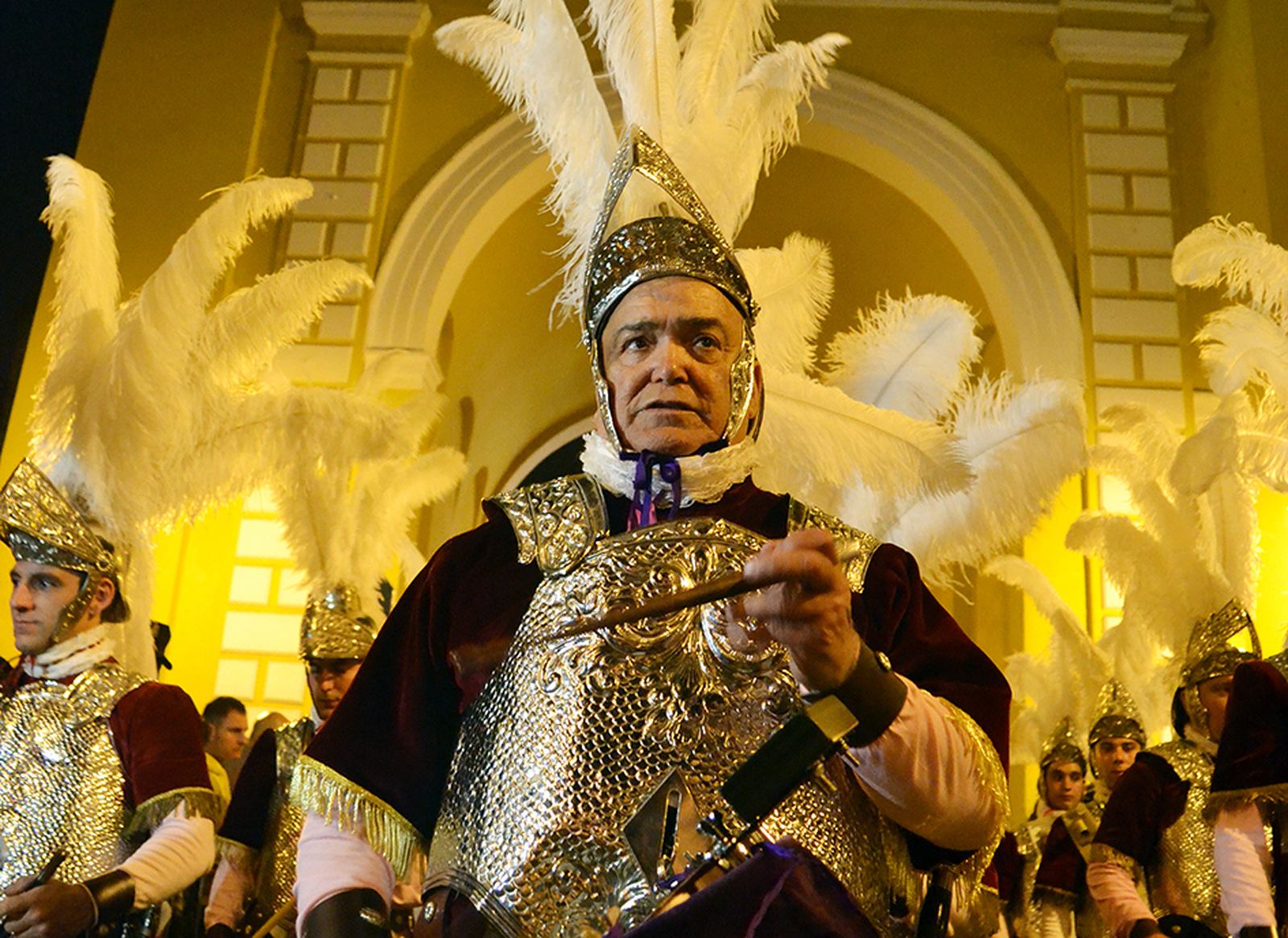 Pepe Hidalgo, vestido de armao tocando el tambor.