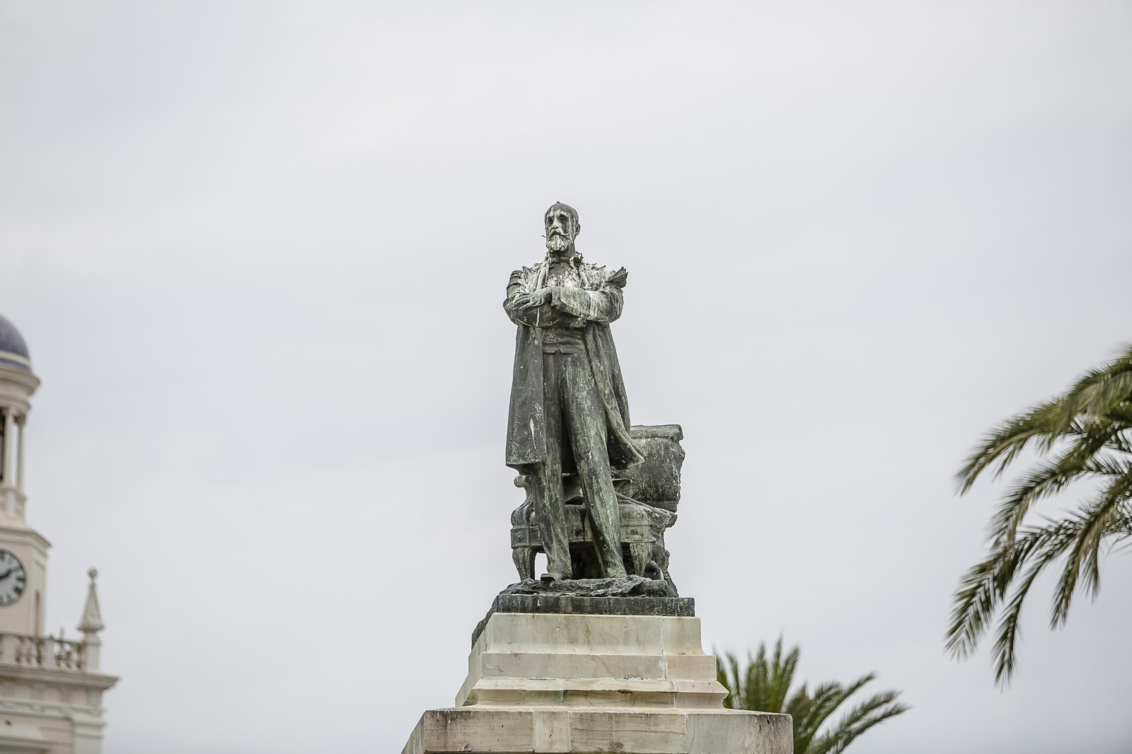 Imagen de la suciedad que afecta  la estatua de Moret.