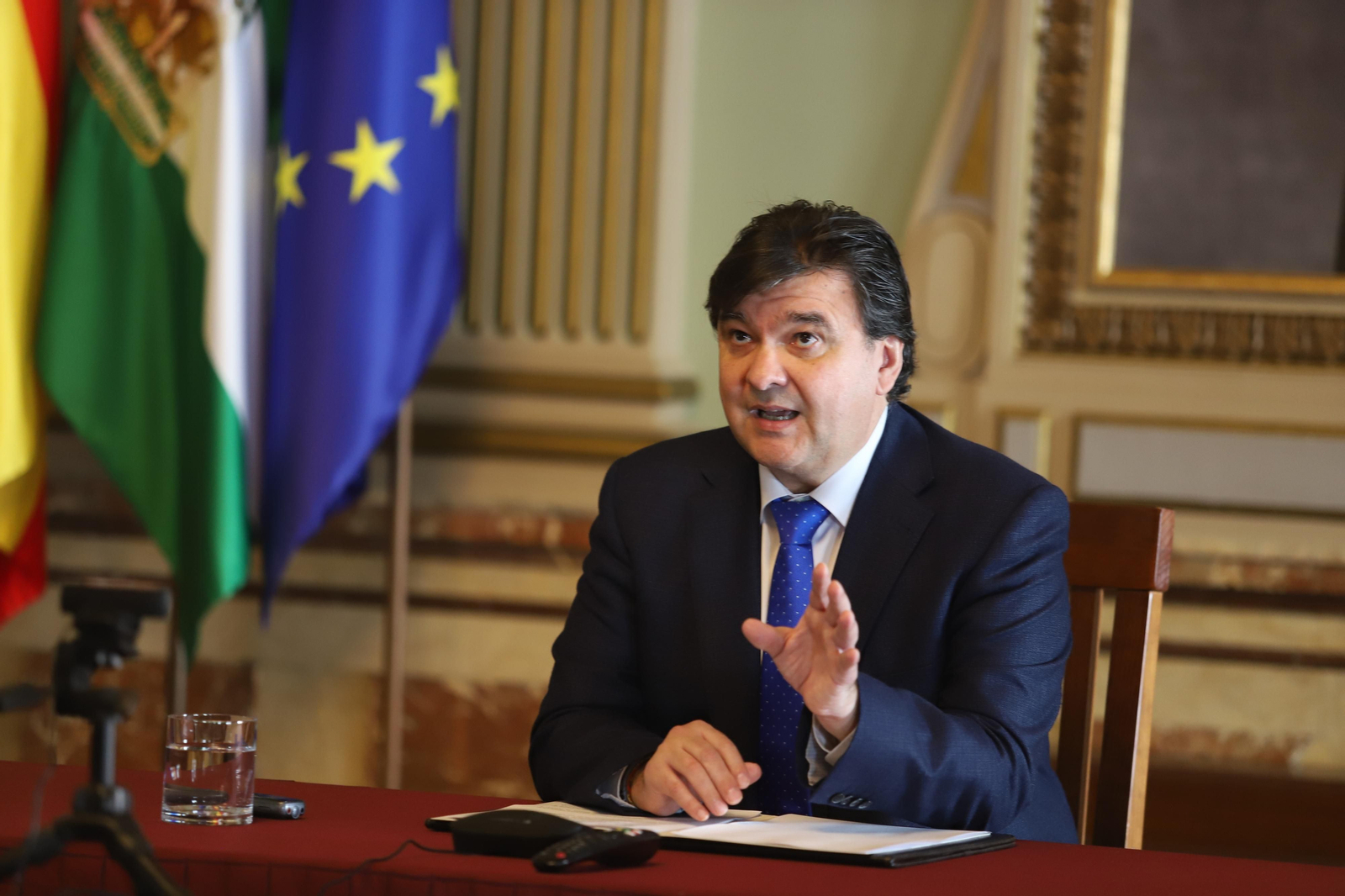 Imágenes de la primera rueda de prensa telemática del alcalde de Huelva Gabriel Cruz