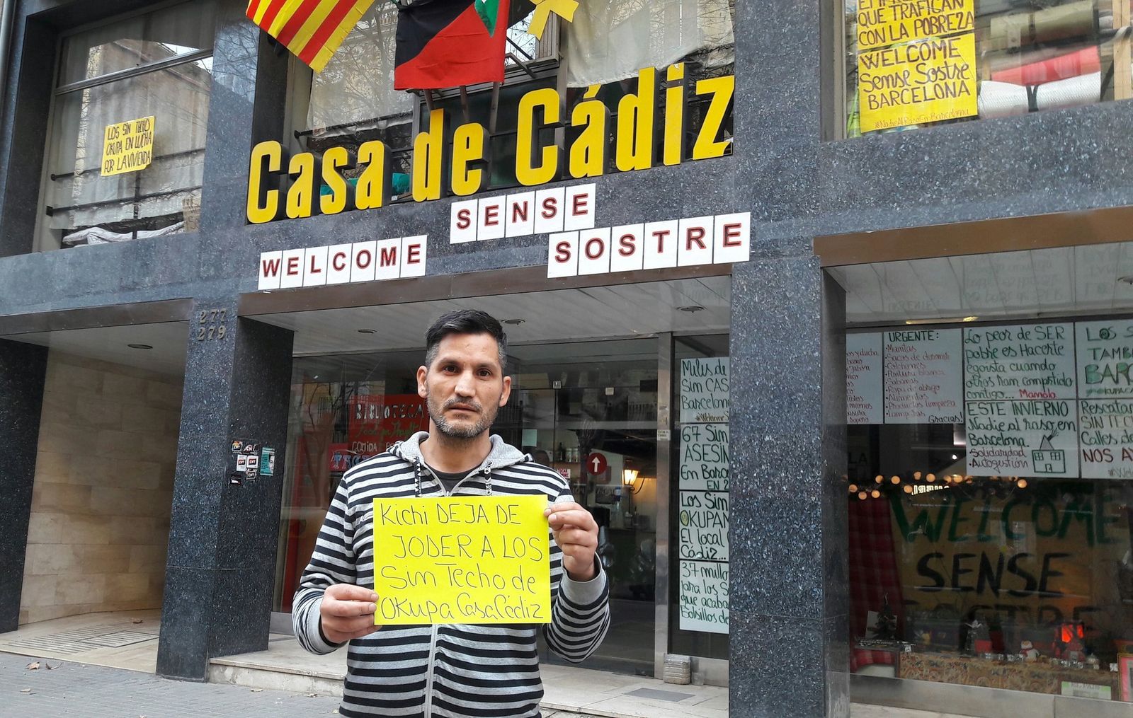 El activista rumano Lagarder Danciu, a las puertas de la Casa de Cádiz en Barcelona.