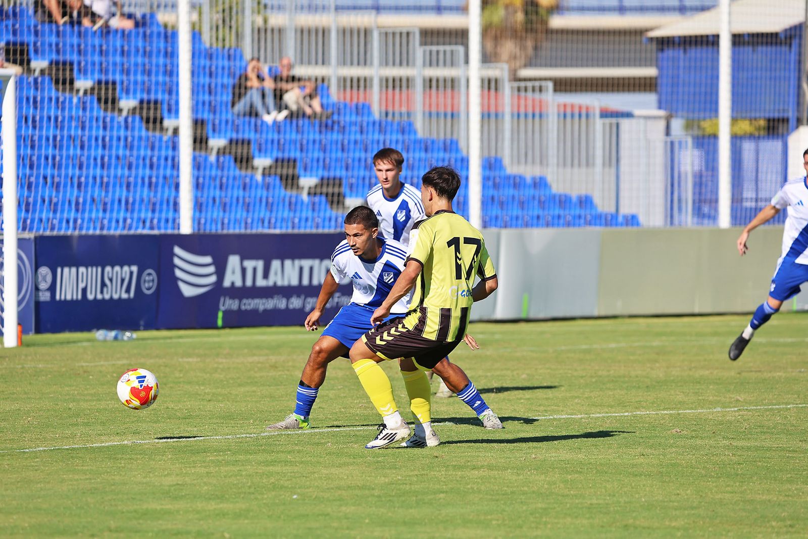 Un lance del Atlético Onubense-San Roque de la primera vuelta.
