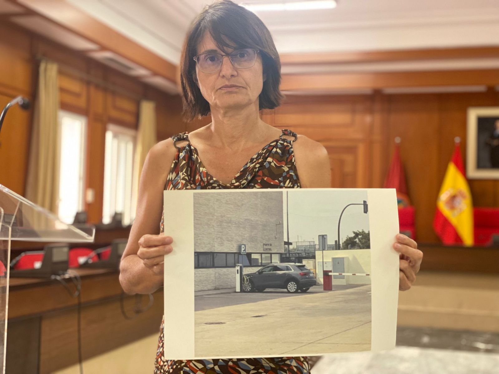Amparo Pernichi muestra una fotografía del coche particular de David Dorado en el punto de recarga.