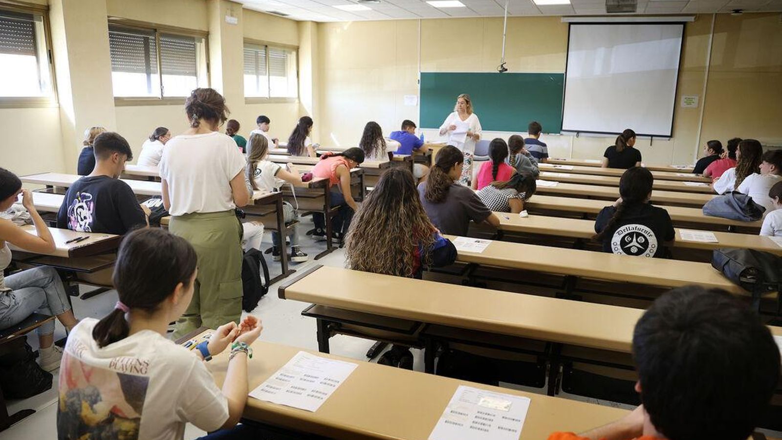 Interior de una de las aulas de la Universidad de Huelva donde se está realizando el examen de Selectividad 2024.