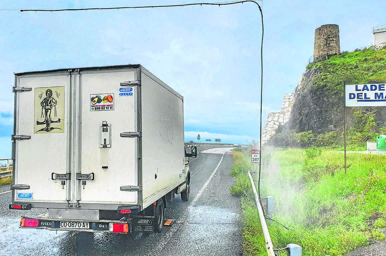Camión pasando por el arco de desinfección instalado en las carreteras de entrada a Torrox.