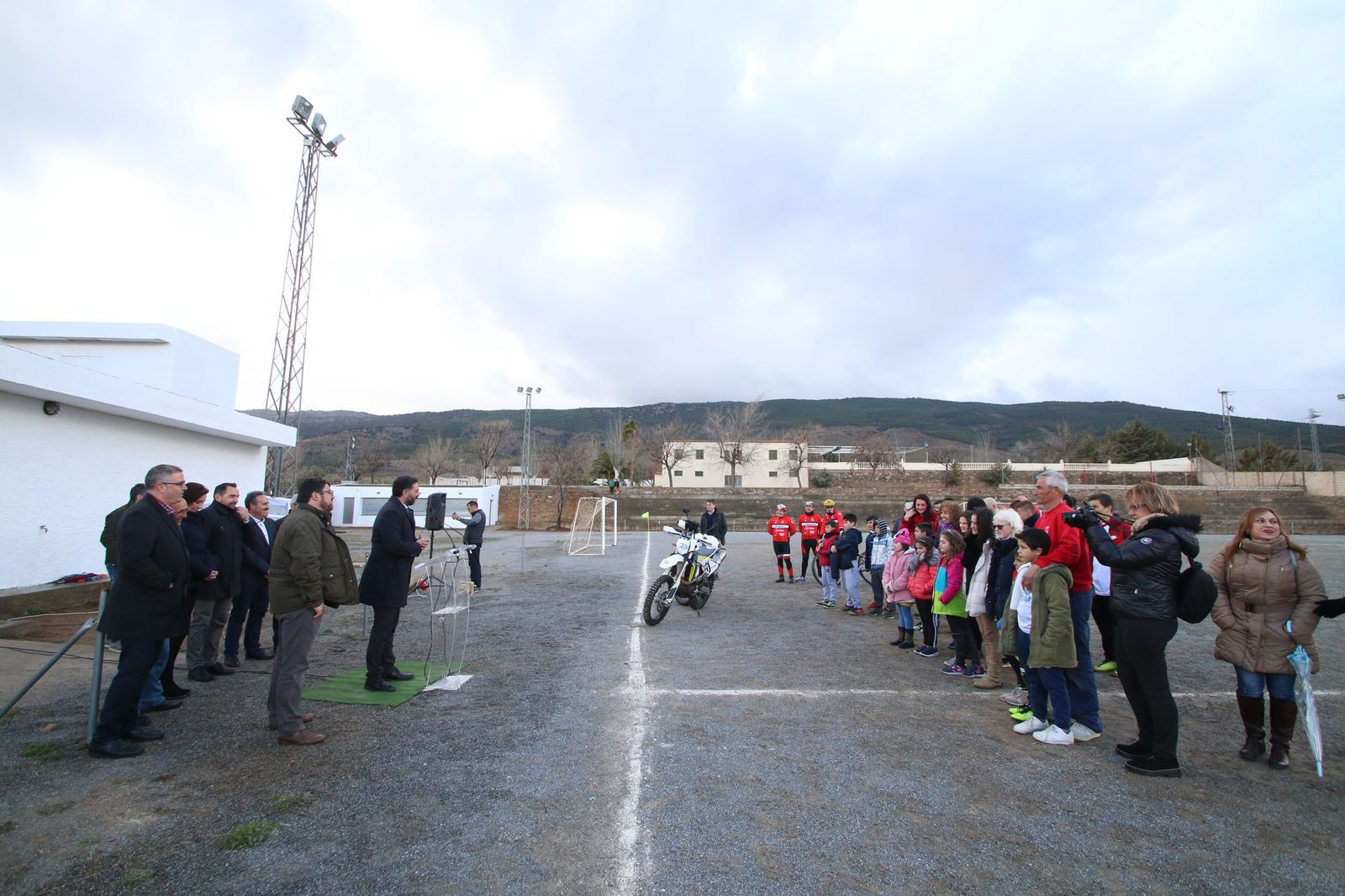 Momento de la presentación pública en la tarde ayer del proyecto de remodelación del campo y pista de tenis anexa.