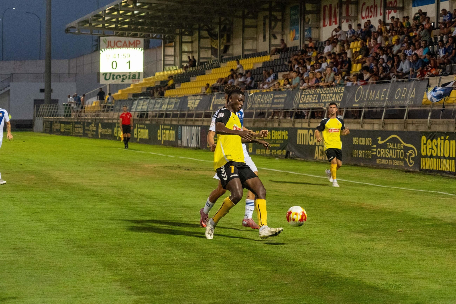 Jhon Córdoba, jugador del San Roque, protege el balón.