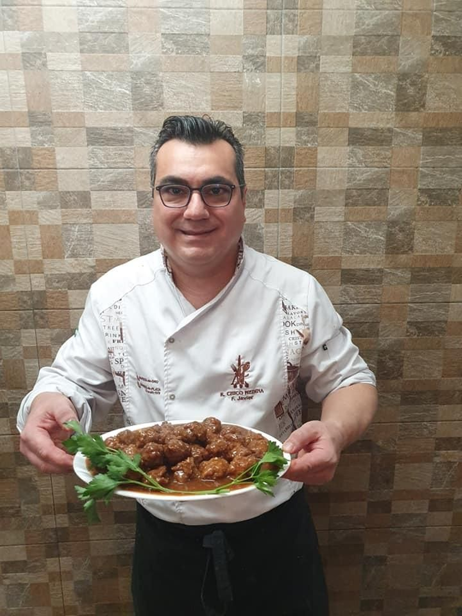 De la cocina de Javier Medina salen constantemente diferentes y deliciosos tipos de albóndigas