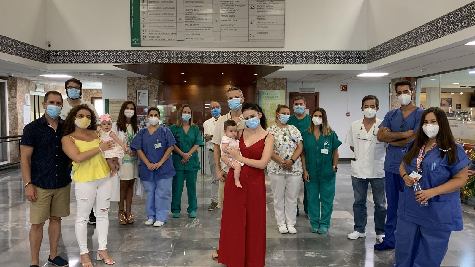 Los profesionales del Materno que participaron en el tratamiento y los padres.