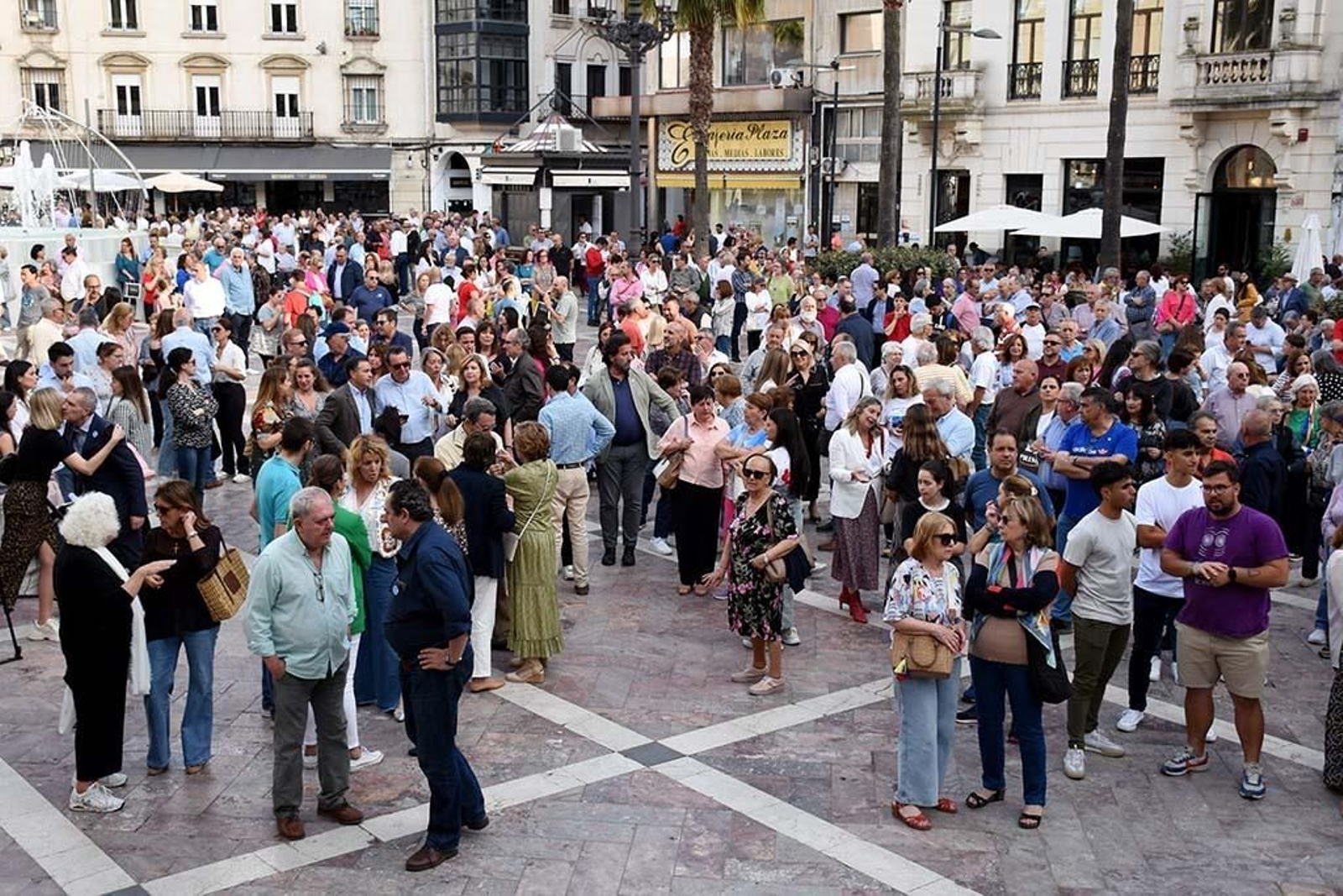 Imágenes de la concentración por las infraestructuras para Huelva