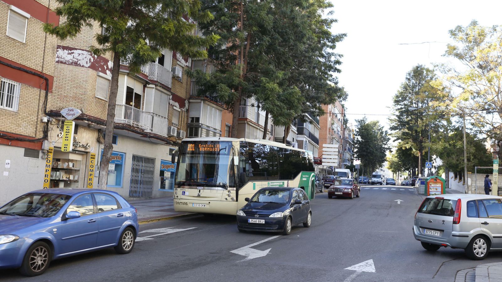 Un perspectiva de la avenida de Mairena que, de momento, sigue con el doble sentido de circulación.