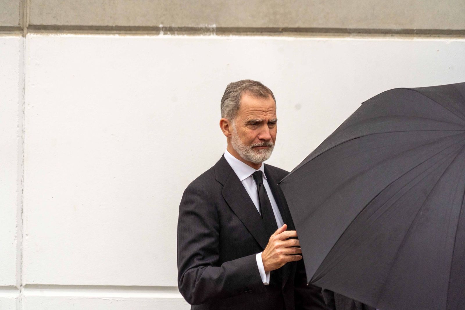 Fotografías de la llegada de los reyes Felipe VI y Doña Letizia al funeral por las víctimas de Adamuz en Huelva
