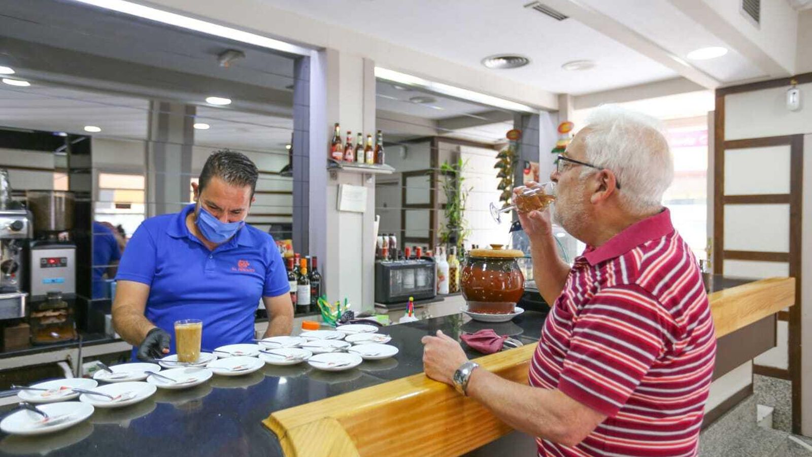 Un cliente en la barra del bar El Pescaíto.